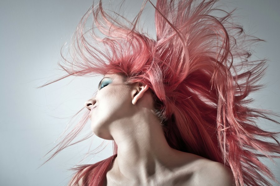 Cabello rosa en movimiento